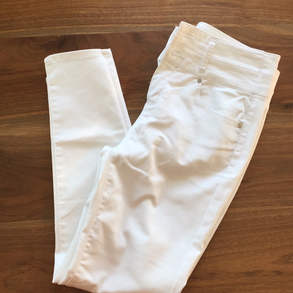 NWOT, White pant, wide waist, two button.